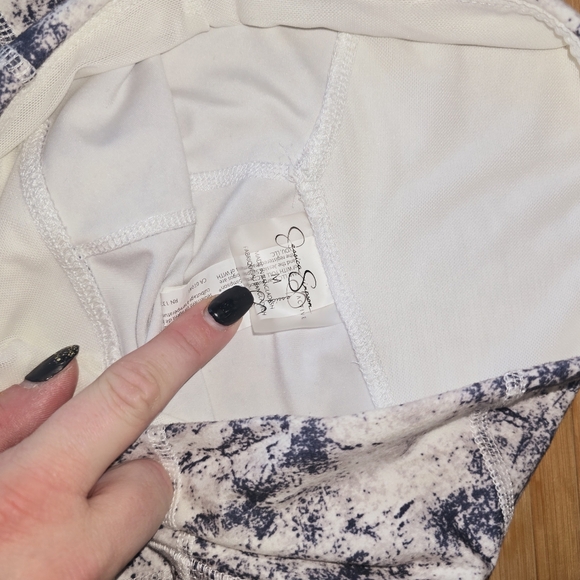 Abstract tight workout shorts by Jessica Simpson - Picture 4 of 4